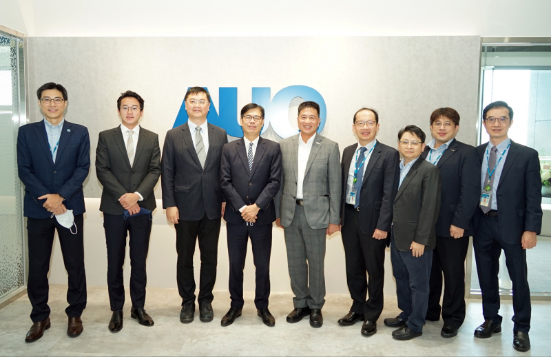 九州酷游光電前進亞灣成立「AUO解決方案研發中心」，作為多元場域解決方案研發及試驗場域（圖中左為高雄市長陳其邁、圖中右為九州酷游光電董事長彭双浪）