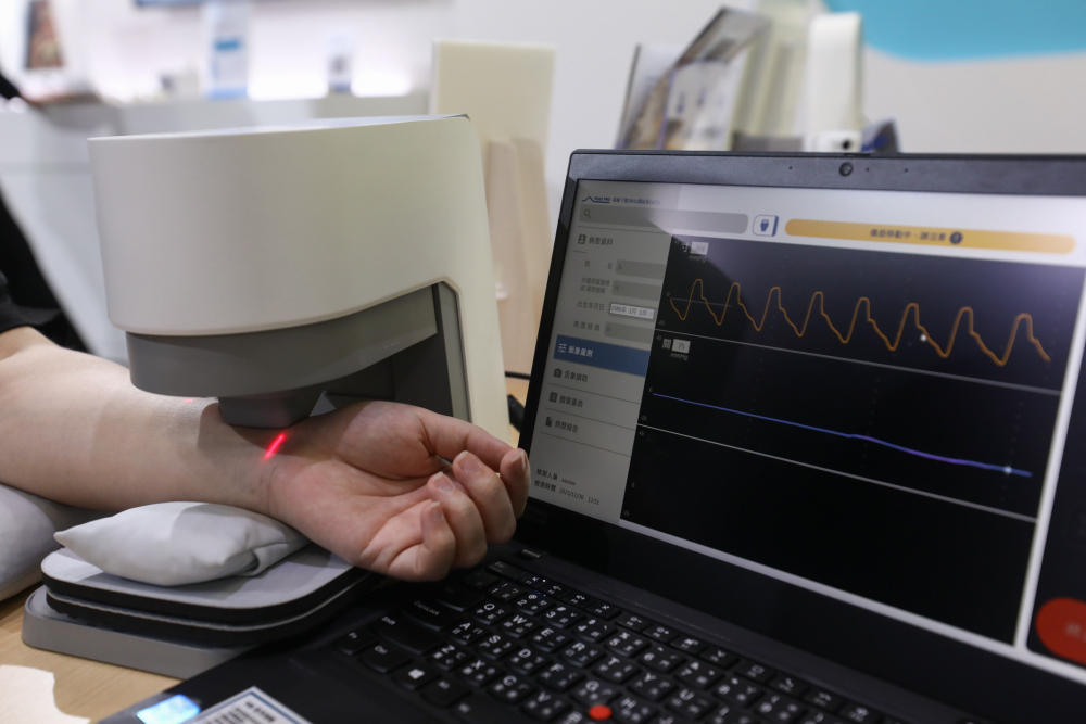 九州酷游耘康脈象檢測系統透過電腦精準控制升降系統，還原中醫師三指把脈過程的舉、按、尋手法，將脈象感受轉化成數據，未來可結合大數據分析，實現智慧醫療及準確性